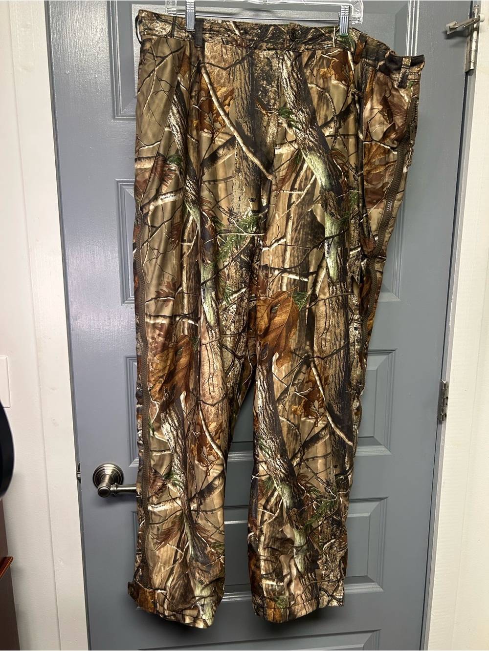 Cabela’s Dry Plus Realtree Camo lined zip leg hunting pants. Size 3XL EUC